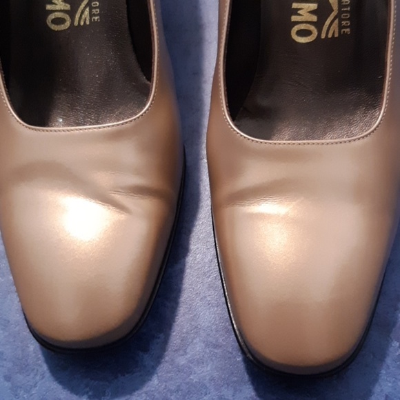Salvatore Ferragamo gold leather pumps 7.5 - Picture 2 of 8